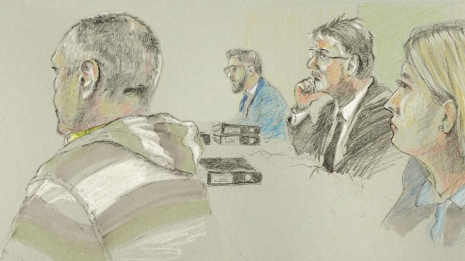 Der Angeklagte (links) während des Prozesses.