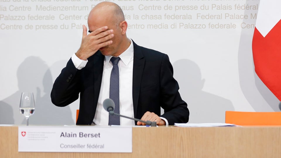 Bundesrat Alain Berset muss Widerstand gegen seinen Umbau der Prämienregionen hinnehmen.