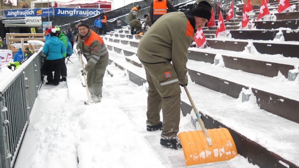 Schneeschaufeln für die Rennen am Lauberhorn: Zivilschützer am frühen Freitagmorgen an der Arbeit.