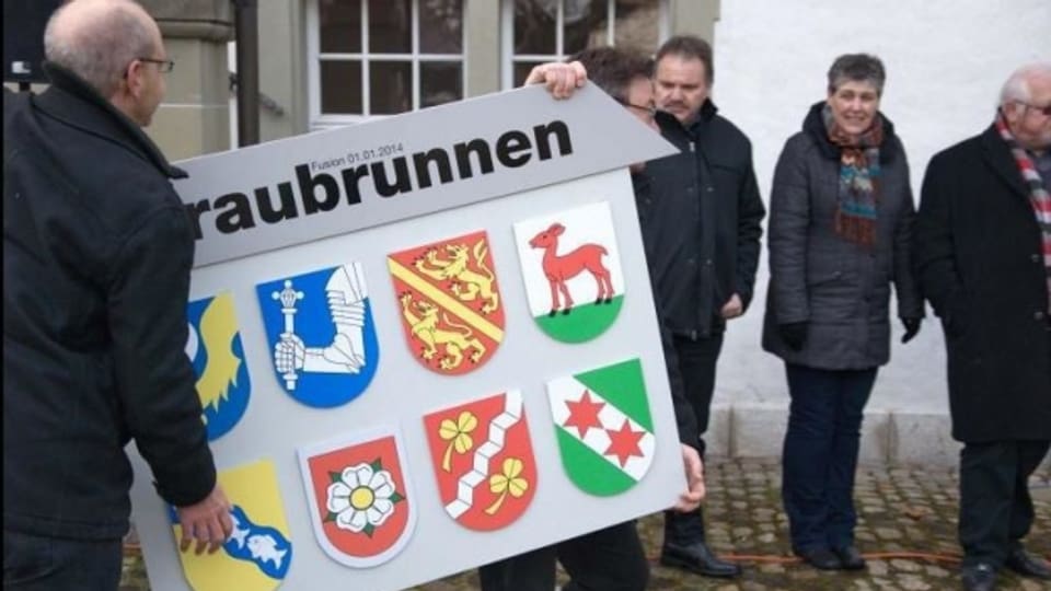 Fusions-Apéro am 1.1.2014: Die neue Gemeinde Fraubrunnen mit den Wappen ihrer acht Dörfer unter einem Dach.