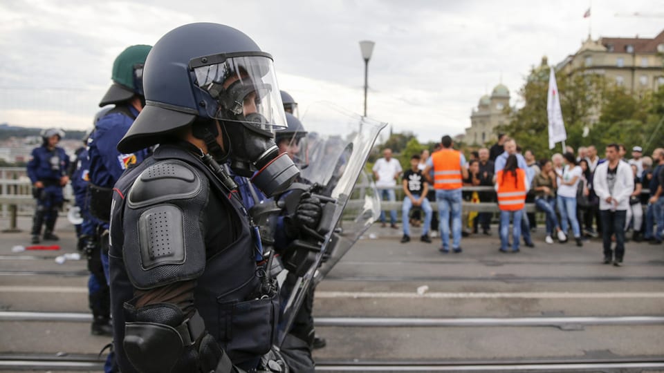 Die Polizei musste bei den gewalttätigen Auseinandersetzungen am 12. September 2015 einschreiten.