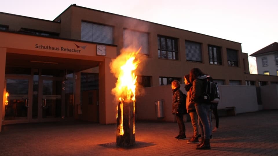 Ein Feuer empfängt die Schülerinnen und Schüler.