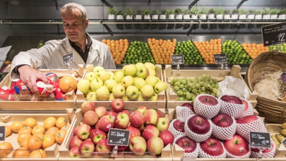 Ein kantonaler Lebensmittelkontrolleur – hier ein Bild von 2013 – kontrolliert in der Stadt Bern Früchte.