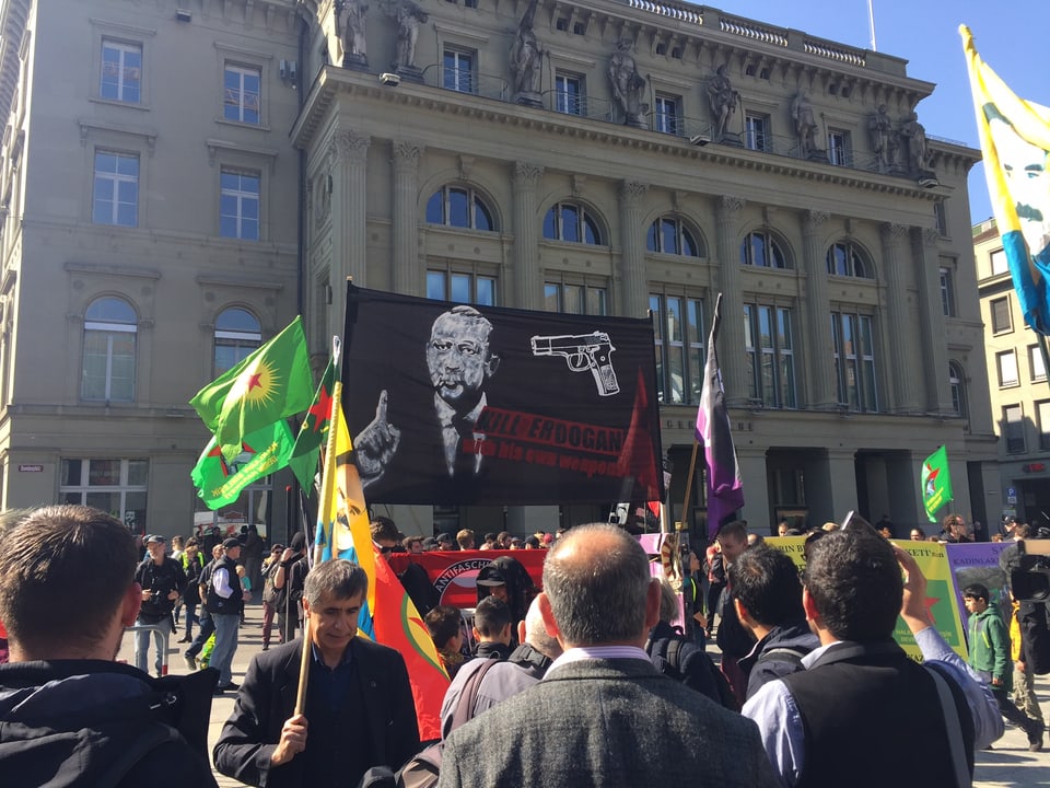 Das umstrittene Plakat an der Anti-Erdogan-Demonstration in Bern.