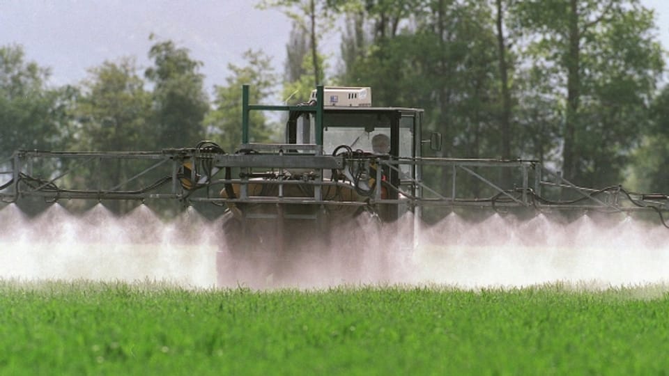 Soll verhindert werden: Traktor versprüht chemisches Pflanzenschutzmittel.