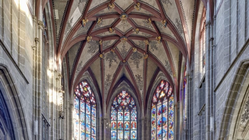 So sieht es im Berner Münster aus, wenn keine Gerüste aufgebaut sind. In der oberen Bildhälfte ist das Chorgewölbe zu sehen, welches nun restauriert wurde.