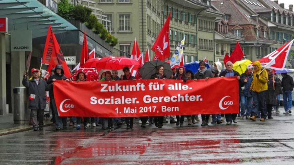 Rund 600 Menschen marschierten am 1. Mai 2017 durch Bern.