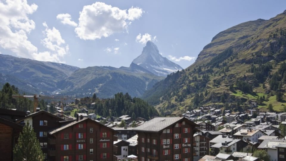 Die Anklage gegen den ehemaligen Leiter der Zermatter Wasserwerke und gegen einen Schreiner lautet auf gewerbsmässigen Betrug und mehrfache Urkundenfälschung.