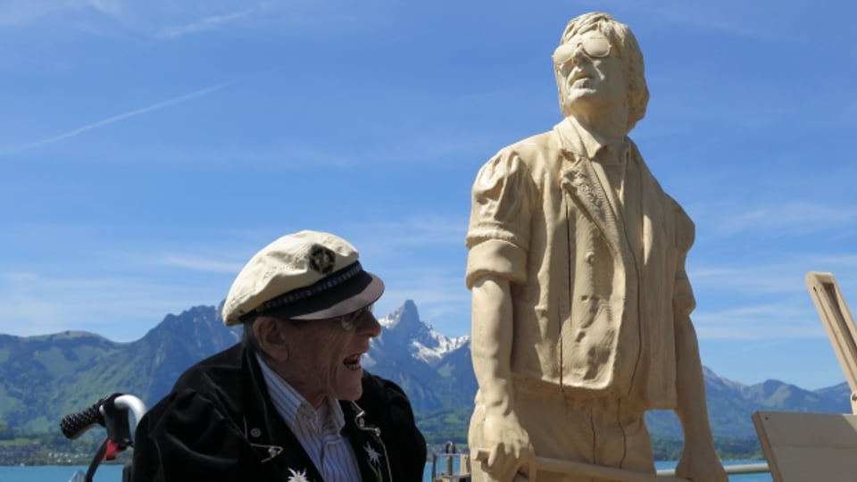 Polo Hofer und «seine» Holzstatue am Thunersee