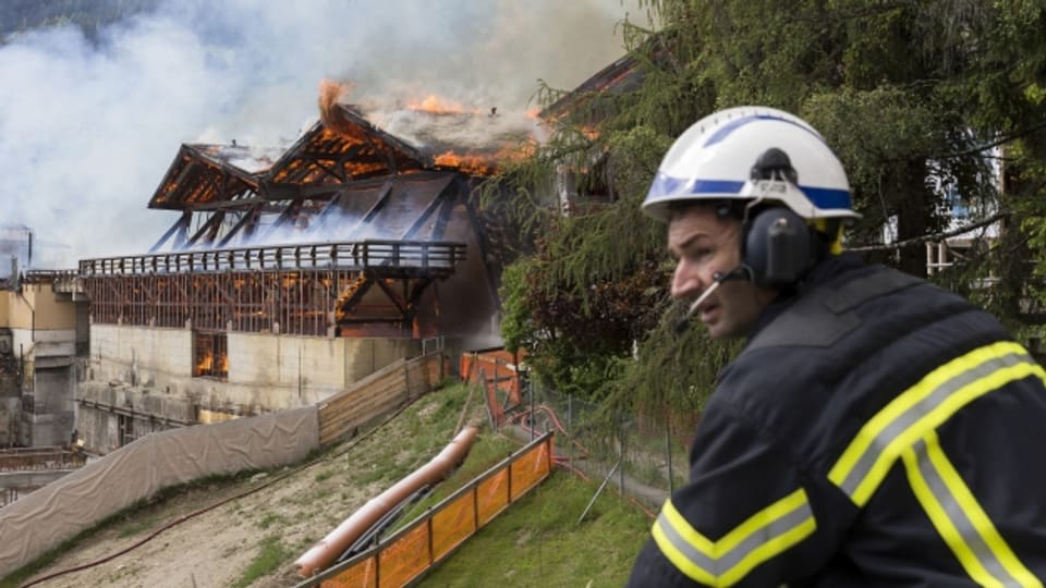 Die alte Sporthalle in Verbier steht in Brand.
