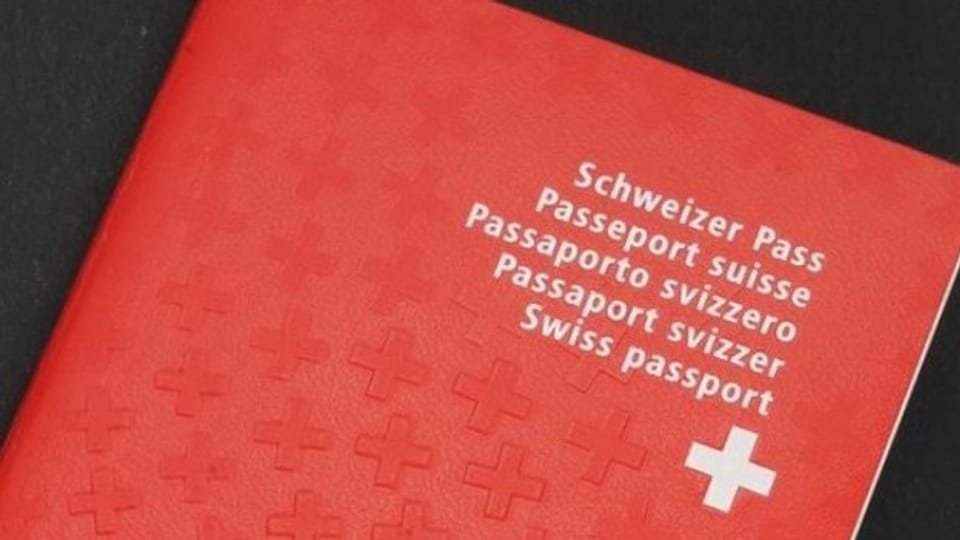 Das Berner Kantonsparlament debattiert darüber, wie hoch die Hürden zum Erlangen des Schweizer Passes sein sollen.