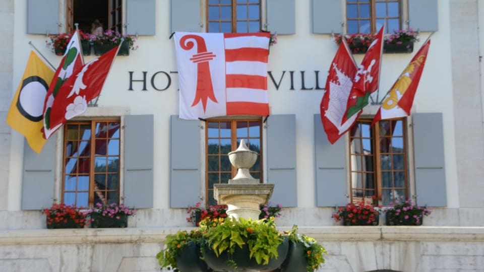 Die Jura-Fahne weht vom Rathaus in Moutier.