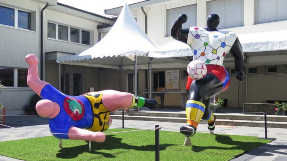Hochkarätige Kunst im Dorf: Skulptur von Niki de Saint Phalle.