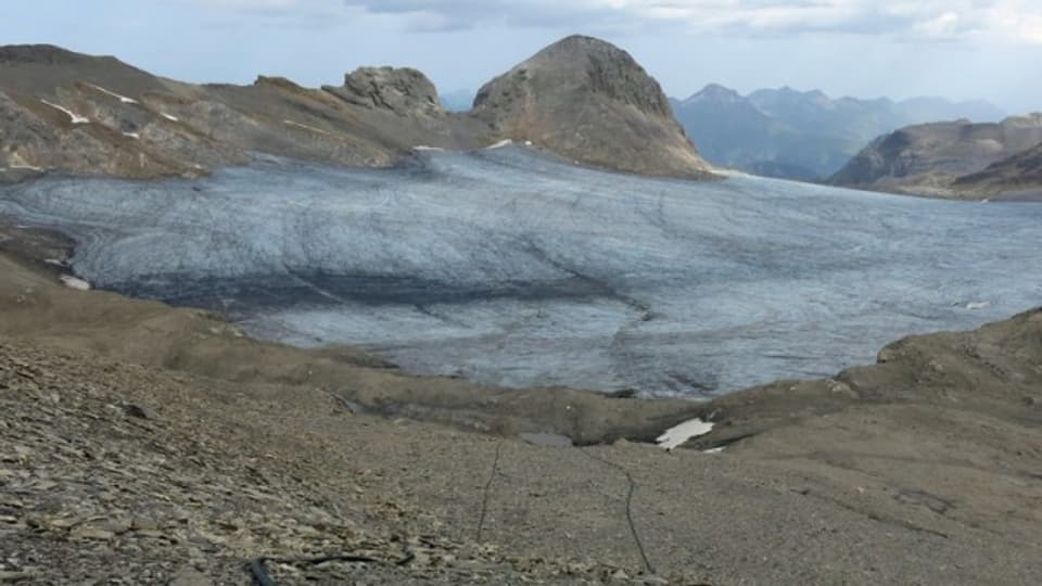 Vom ehemaligen Skilift hinunter zum Gletscher sind auf diesem Bild nur noch die Seile sichtbar