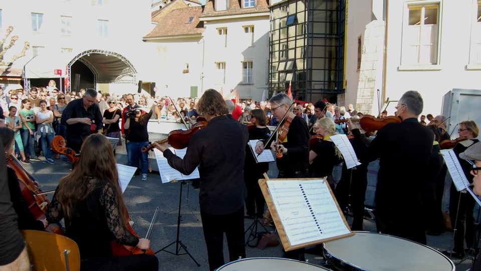 Wiederholt sich die Geschichte? Protest-Konzert des Orchesters Biel-Solothurn am 23.4.2015 vor dem Stadtratssaal Biel.