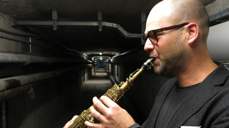 Der Saxophonist Christian Kobi spielt in der Lorrainebrücke.
