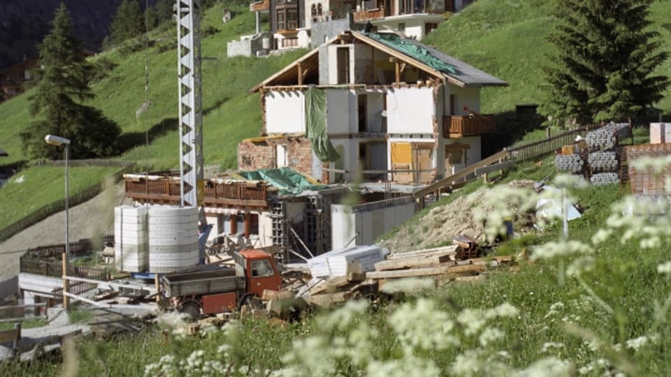 Umbauten und Renovationen werden wieder leichter möglich: Baustelle in Bergregion.