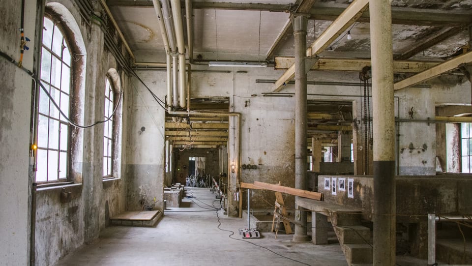 Die alte Fabrikhalle ist die Bühne für die Künstlerinnen und Künstler.