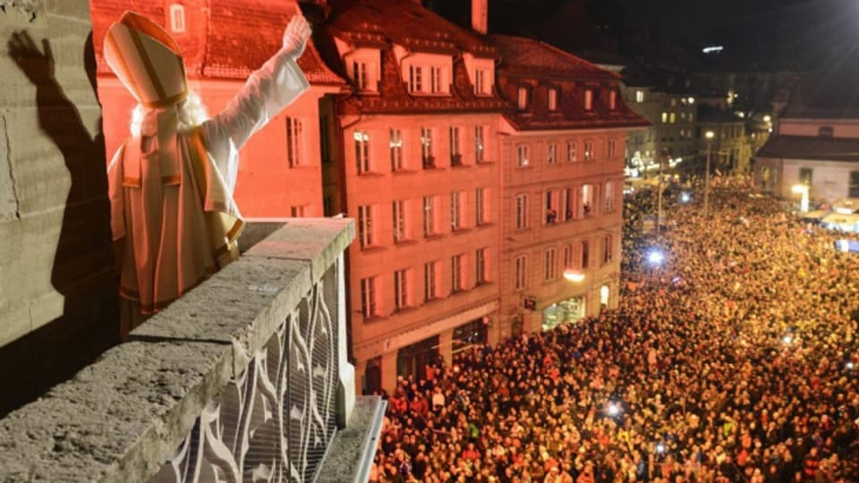 Tausende sind beim Sankt Nikolaus-Umzug in Freiburg dabei.