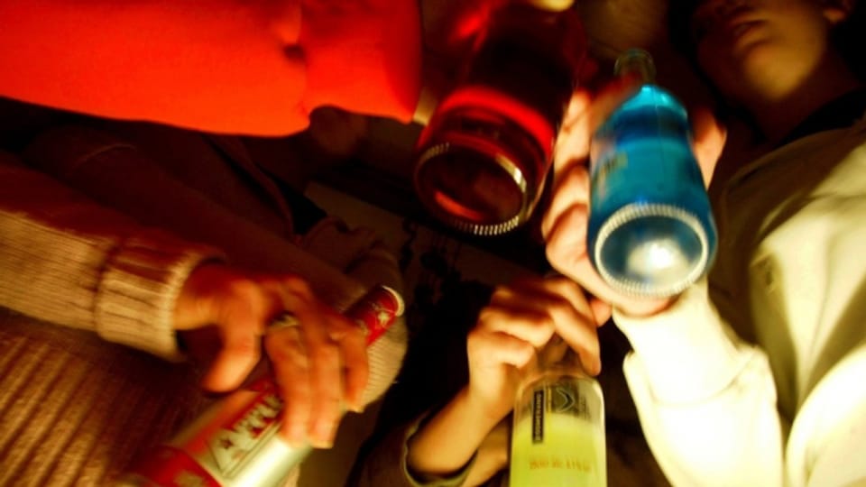 Jeder vierte Jugendliche trinkt einmal im Monat zu viel Alkohol.