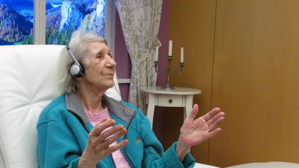 Die demenzkranke Liliane Frey hört ihre Lieblingsmusik.