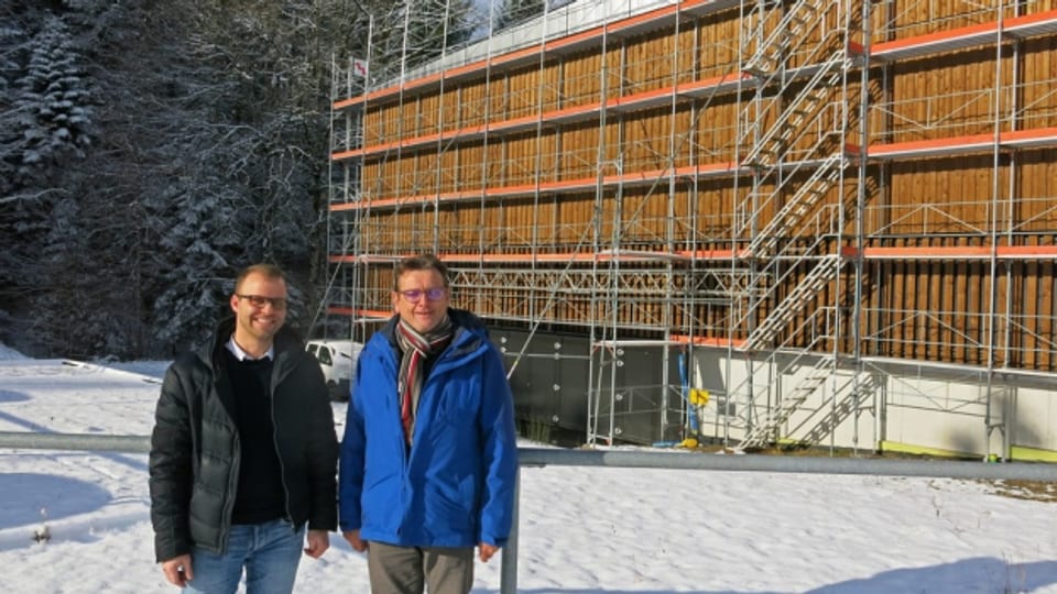 pus-Geschäftsführer Lukas Zürcher (l.) und der Huttwiler Gemeindepräsident Walter Rohrbach vor der neuen Eventhalle.