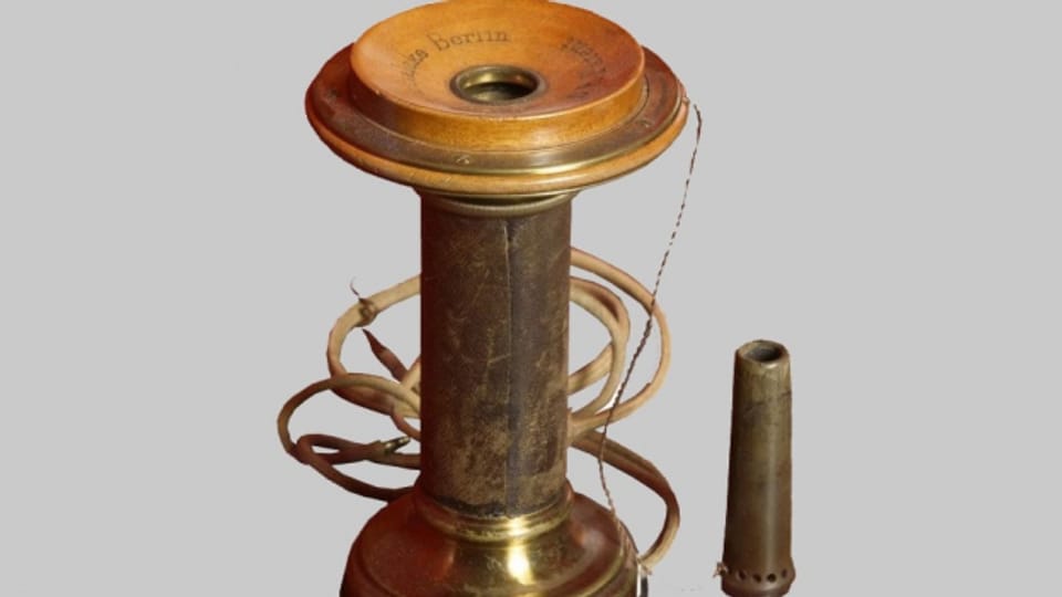 Telefonapparat von Siemens und Halske von 1878: Der Hörer diente gleichzeitig als Mikrofon, die Pfeife als Klingel.