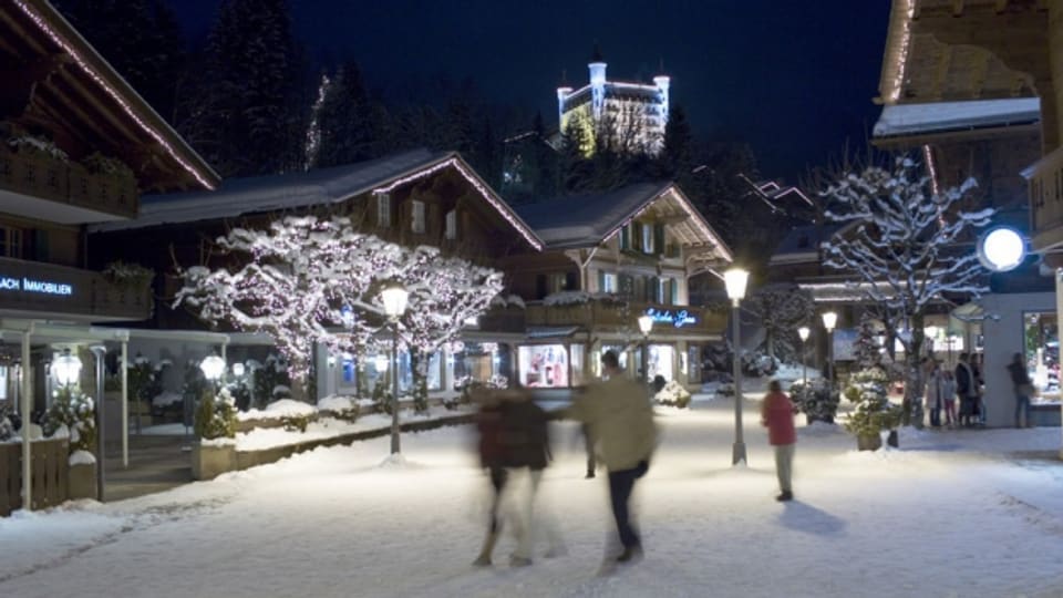 Für das Weihnachtsgeschäft ist – wie hier in Gstaad – alles bereit.