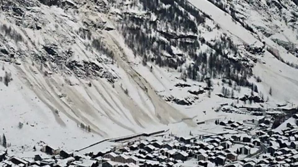 Wegen Lawinengefahr ist Zermatt per Bahn und Auto nicht erreichbar.
