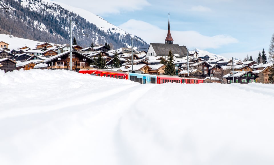 Berge von Schnee: MGB-Zug in Münster im Goms VS