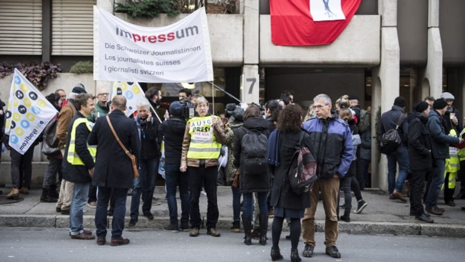 Journalistinnen und Gewerkschafter demonstrieren in Bern gegen den geplanten Stellenabbau.