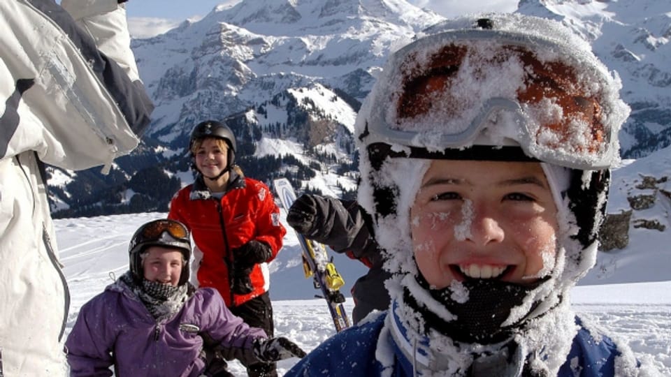 Wer zahlt künftig für ihr Skilager? Im Kanton Freiburg ist es umstritten.