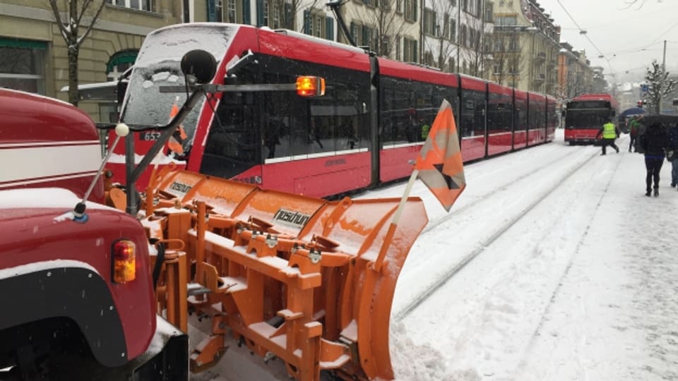 Der Schnee hat am Donnerstagmorgen in Bern viel Stillstand verursacht.
