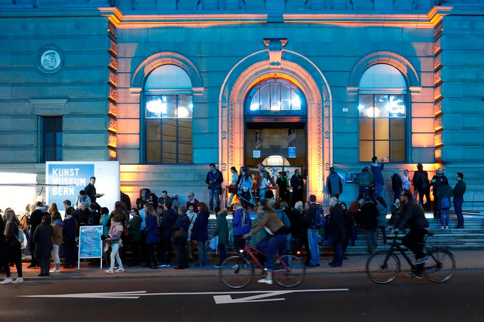 •	Museumsnacht 2017 mit Publikumsschlange vor dem Kunstmuseum.
