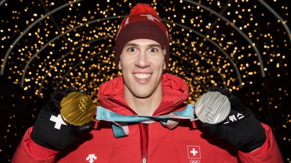 Skifahrer Ramon Zenhäusern mit seinen zwei Olympiamedaillen.