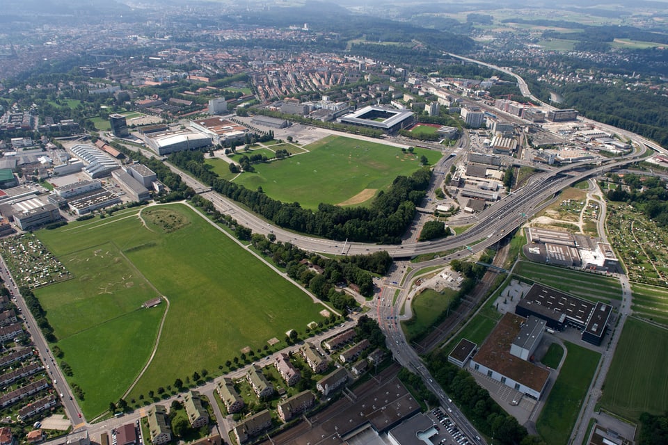 Bern von oben. Blick auf Messegelände und Sportanlagen.