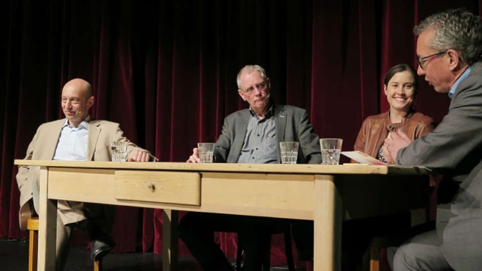 Daniel Bloch, Martin Inäbnit und Laura Zimmermann bei Gesprächsleiter Peter Brandenberger.