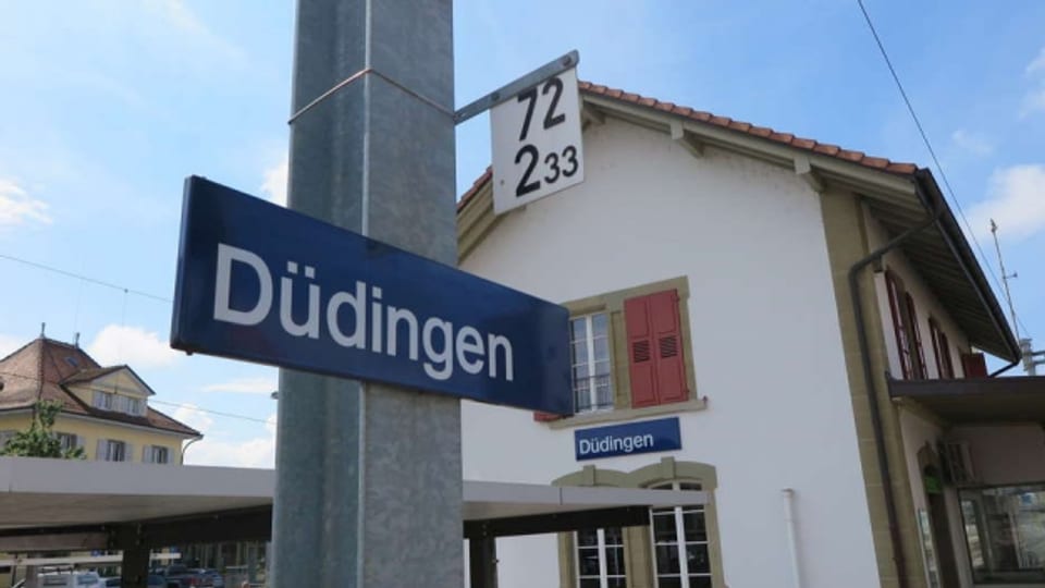 Bisher mussten die Pendlerinnen und Pendler in Düdingen zuschauen, wie der Regioexpress Freiburg-Bern an ihnen vorbeifuhr.