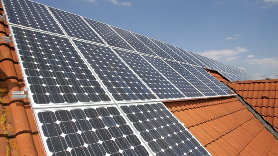 Photovoltaik auf Hausdächern: Je nach Gemeinde unterschiedlich häufig.