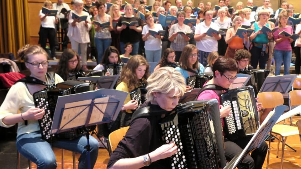Akkordeonisten aus Bulle und der Chor aus Freiburg lassen Mozart anders tönen.