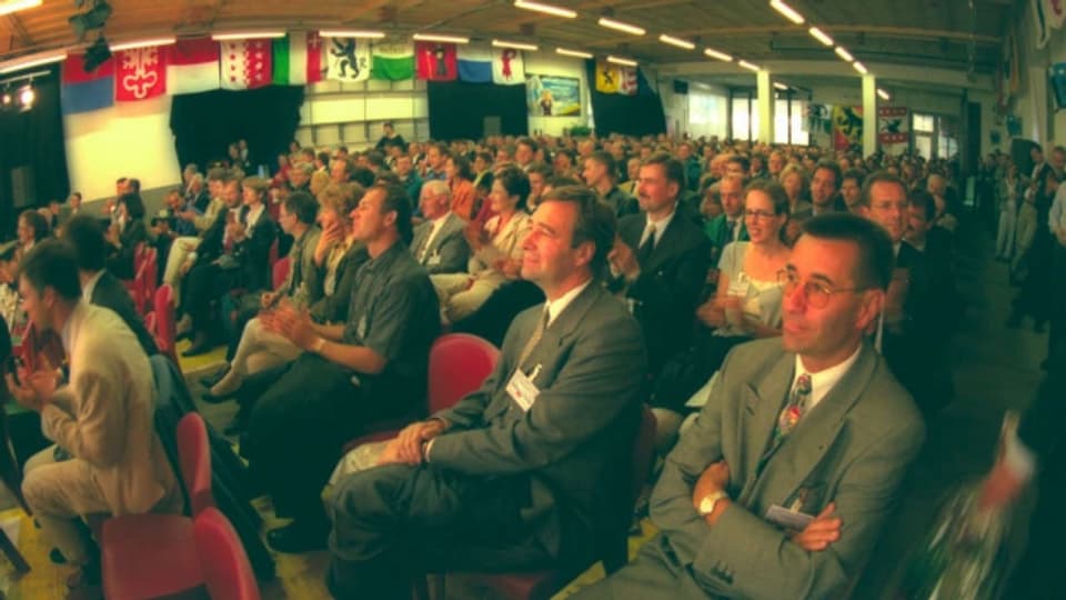 1999 wird das Swiss Economic Forum zum ersten Mal in Thun durchgeführt. Es vereint Leute aus Wirtschaft, Wissenschaft, Medien und Politik.