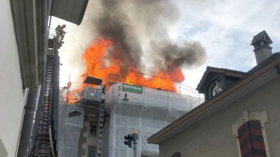 Der Dachstock des Morellhauses in der Berner Altstadt brennt