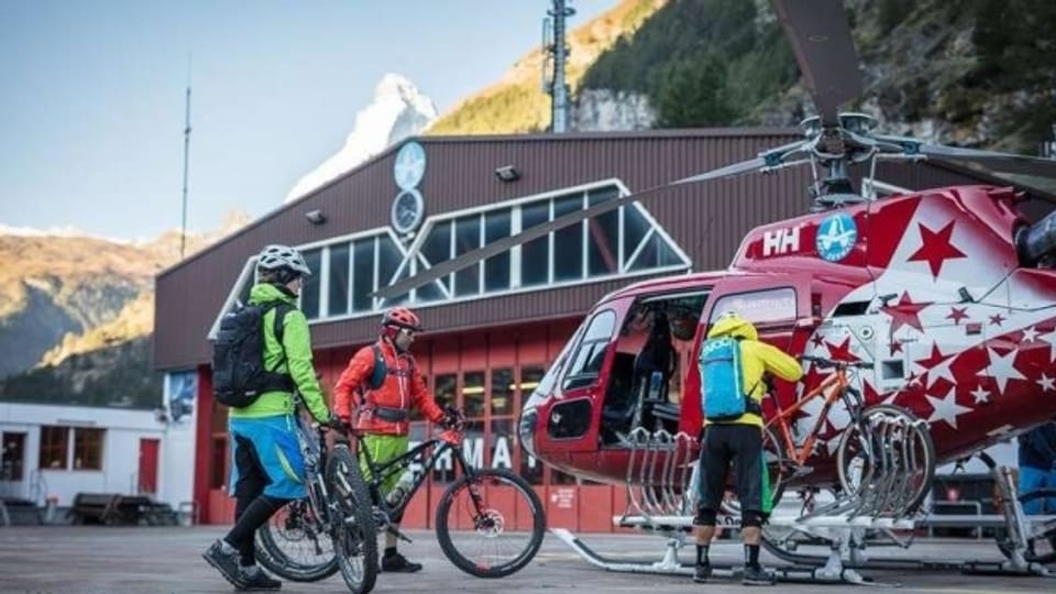 Seit diesem Sommer können Downhill-Begeisterte in Zermatt einige Gipfel bequem im Helikopter ansteuern. Nicht allen gefällt das.
