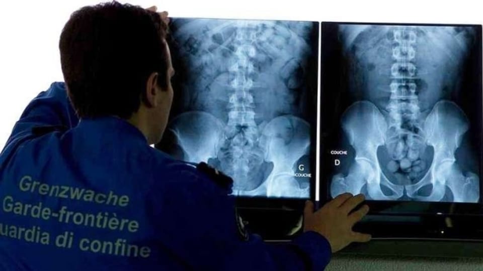 Oberwalliser Grenzbeamte hätten beinahe systematisch Verdächtige zum Röntgen ins Spital geschickt, so der Vorwurf.
