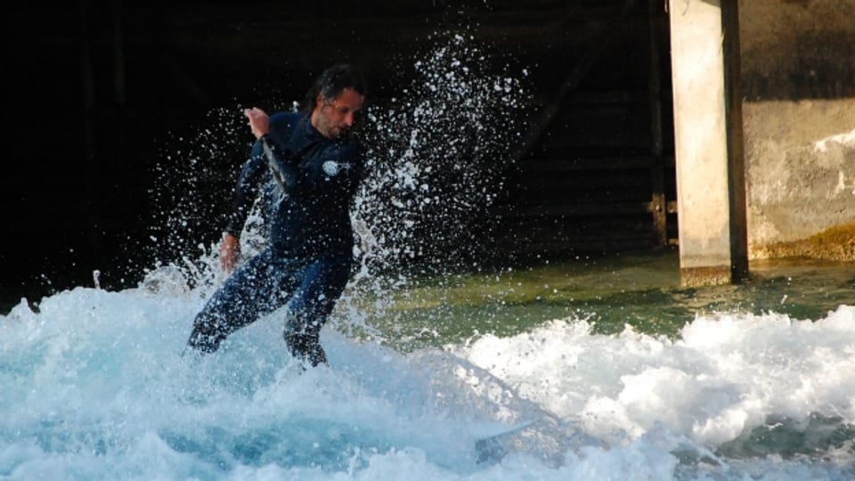 Sandro Santschi reitet die Welle unterhalb der Thuner Mühleschleuse