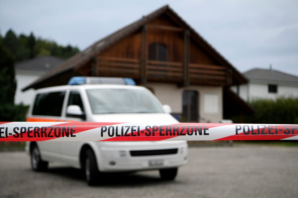 Polizei mit Grossaufgebot in Finsterhennen BE