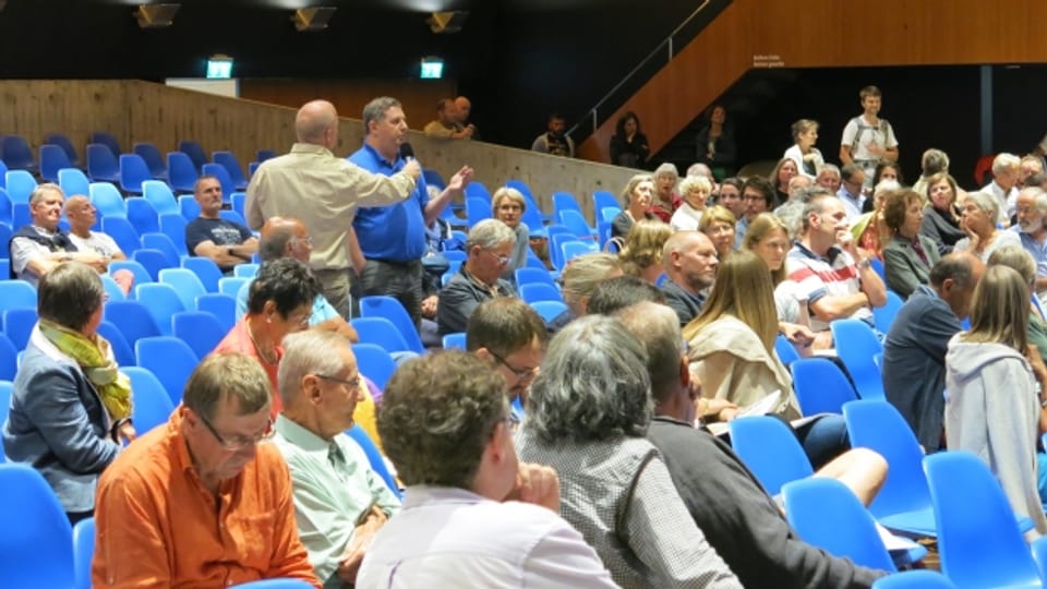 Im Bieler Kongresshaus kritisiertenrund 100 Personen die Pläne des Kantons.