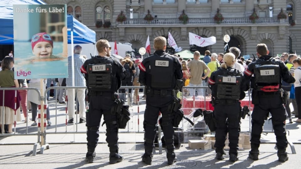 Polizei riegelte die Abtreibungsgegner auf dem Bundesplatz ab.