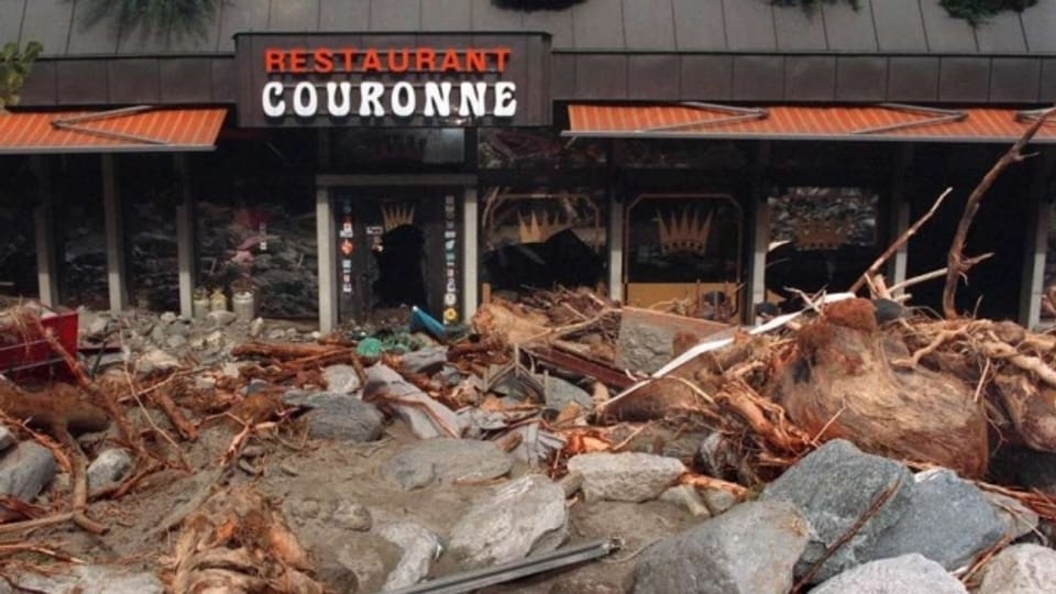  Riesige Steine und Holz verwüsteten am 24. September 1993 dieses Restaurant in Brig.