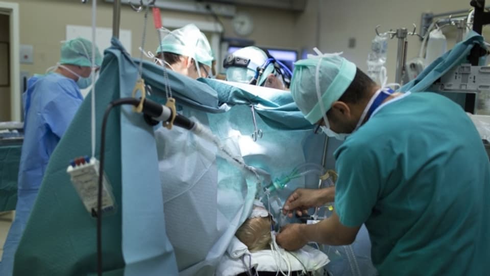 Die ärztliche Leitung des Spitalnetzes HFR verteidigt den Abbau bei der Anästhesie in Tafers.